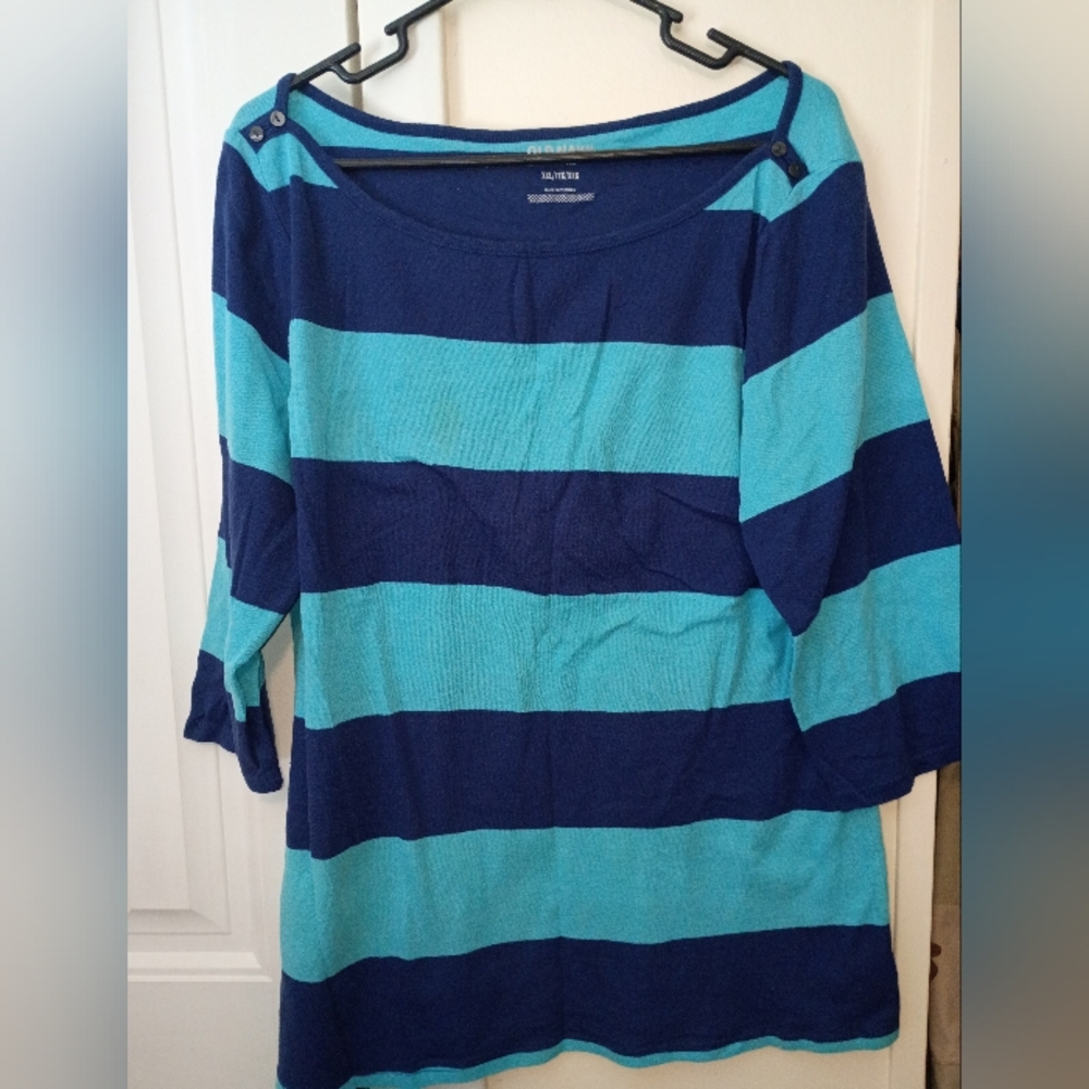 Old Navy Navy and Teal Top
